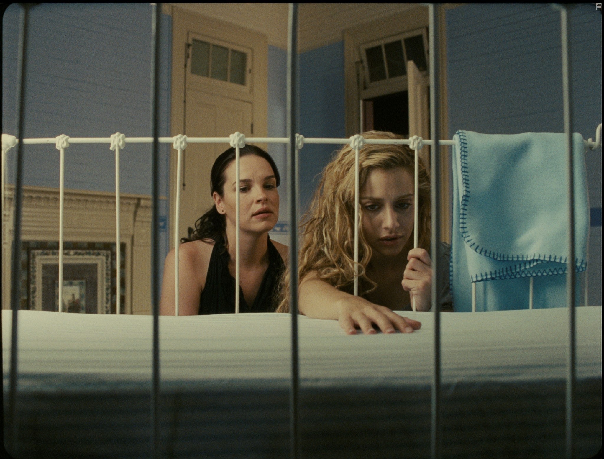 Brittany Murphy and Tammy Blanchard in Дедлайн. (2009)