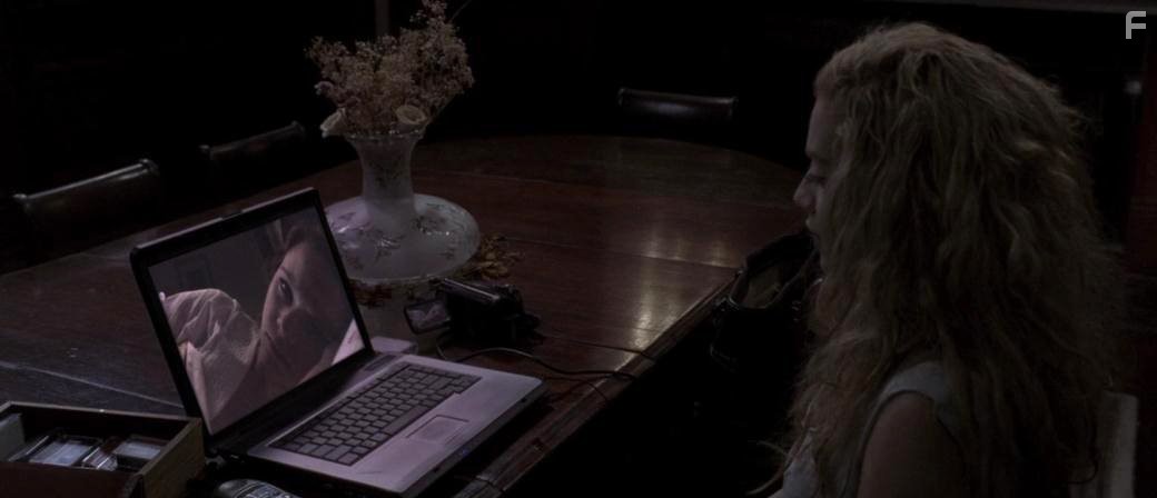 Thora Birch and Brittany Murphy in Дедлайн. (2009)