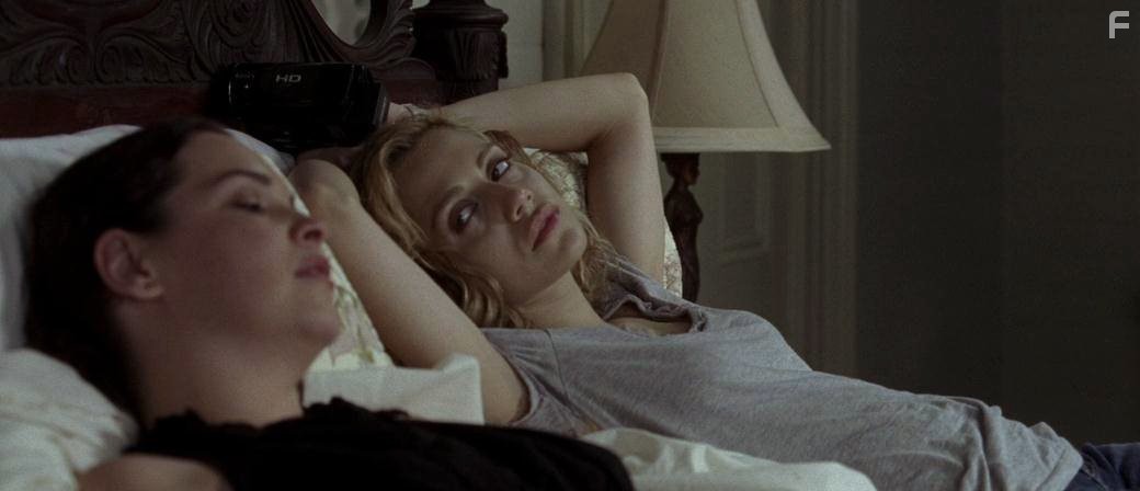 Brittany Murphy and Tammy Blanchard in Дедлайн. (2009)