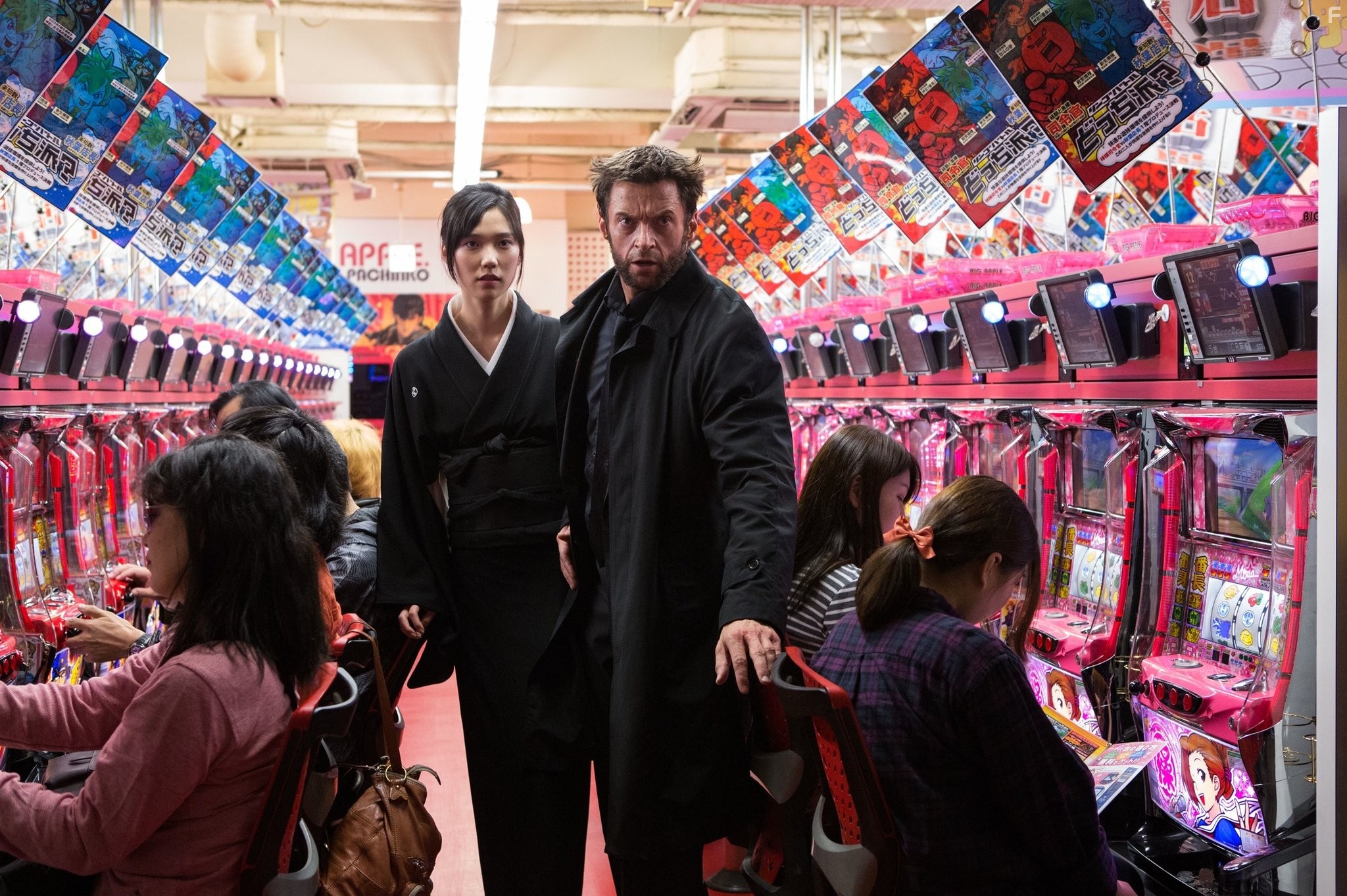 Hugh Jackman and Tao Okamoto in Росомаха: Бессмертный (2013)