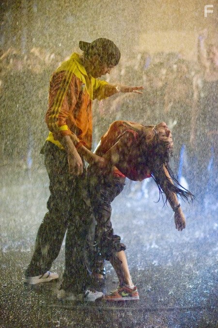 Briana Evigan and Robert Hoffman in Шаг вперед 2: Улицы (2008)