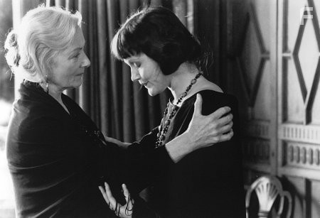 Miranda Richardson and Rosemary Harris in Tom & Viv (1994)