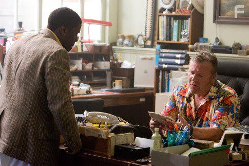 Kevin Hart and Ray Winstone in Fool's Gold (2008)