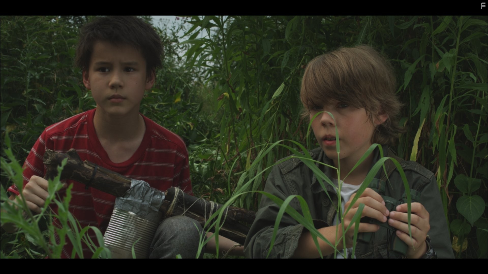 Gage Munroe and Siam Yu in Я объявляю войну (2012)