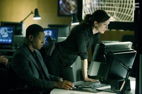 Julianne Moore and Tory Kittles in Пророк (2007)