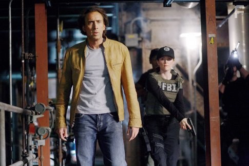 Nicolas Cage and Julianne Moore in Пророк (2007)