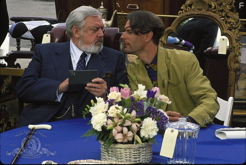 Raymond Burr and Charles Rocket in В бреду (1991)