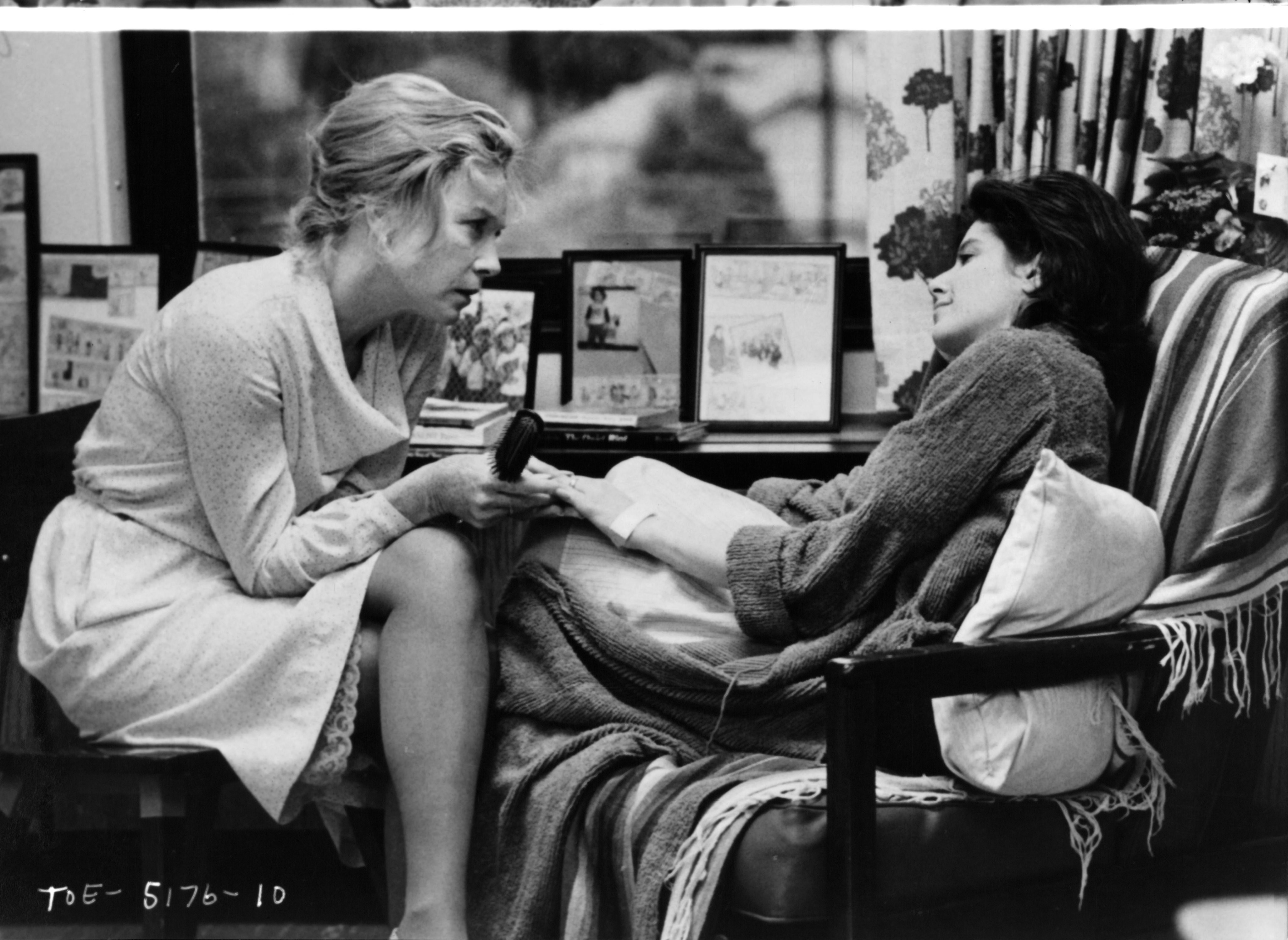 Shirley MacLaine and Debra Winger in Язык нежности (1983)