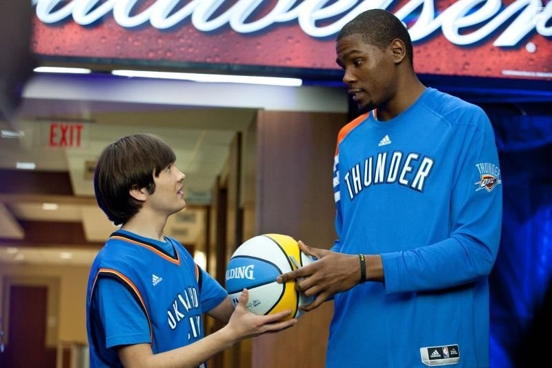 Taylor Gray and Kevin Durant in Как громом пораженный (2012)