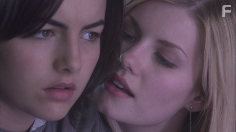 Camilla Belle and Elisha Cuthbert in Душа тишины (2005)