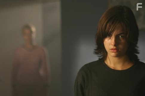 Camilla Belle and Edie Falco in Душа тишины (2005)
