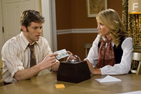 Cameron Diaz and James Marsden in Посылка (2009)