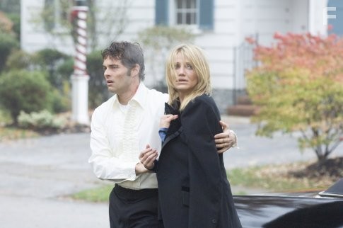 Cameron Diaz and James Marsden in Посылка (2009)