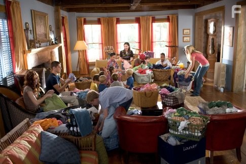 Drake Bell, Sean Faris, Tyler Patrick Jones, Danielle Panabaker, Katija Pevec, Slade Pearce, Miranda Cosgrove, Haley Ramm, Dean Collins, Little JJ, Miki Ishikawa, Bridger Palmer, Andrew Vo, Ty Panitz, Jessica Habib, Jennifer Habib, Brecken Palmer, and Nicholas Roget-King in Твои, мои и наши (2005)