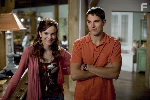 Sean Faris and Danielle Panabaker in Твои, мои и наши (2005)