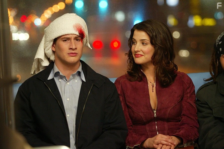 Brendan Fehr and Cobie Smulders in Длинный уикэнд (2005)