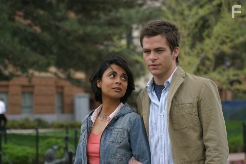 Anjali Jay and Chris Pine in Свидание вслепую (2006)