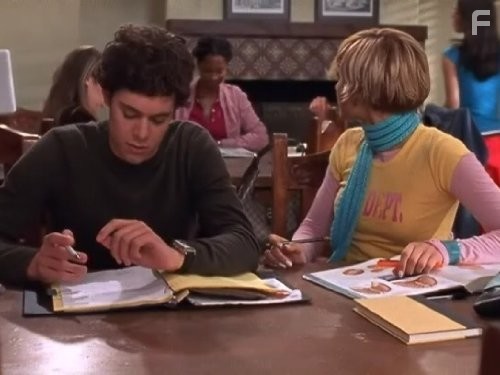 Adam Brody and Samaire Armstrong in О.С. - Одинокие сердца (2003)