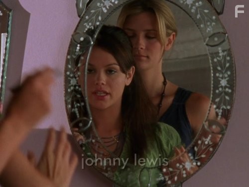 Mischa Barton and Rachel Bilson in О.С. - Одинокие сердца (2003)