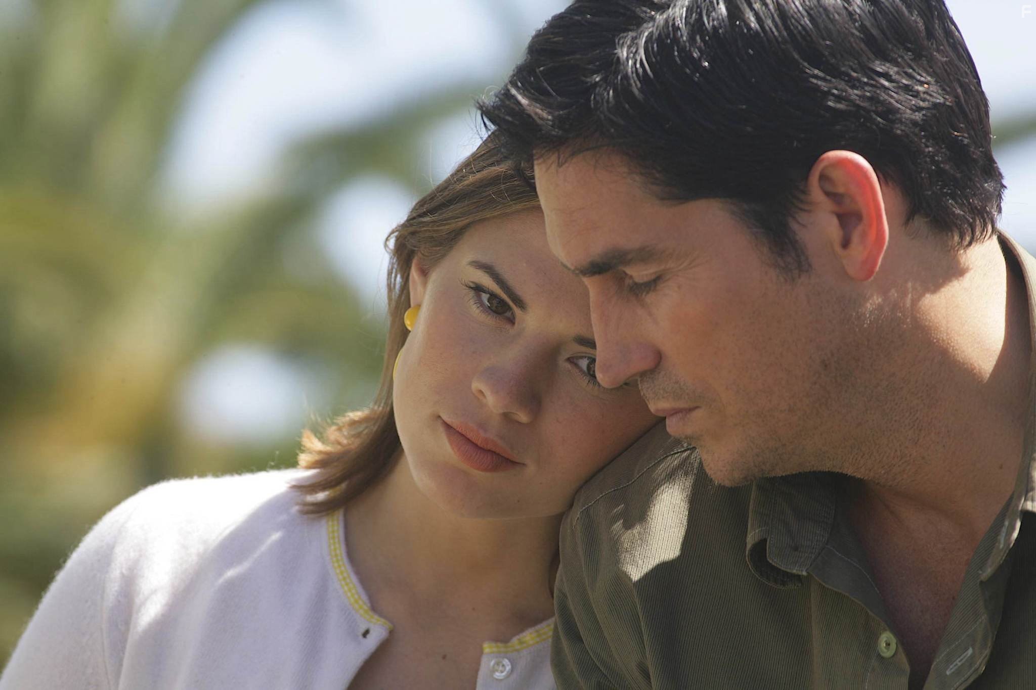 Jim Caviezel and Hayley Atwell in Заключенный (2009)