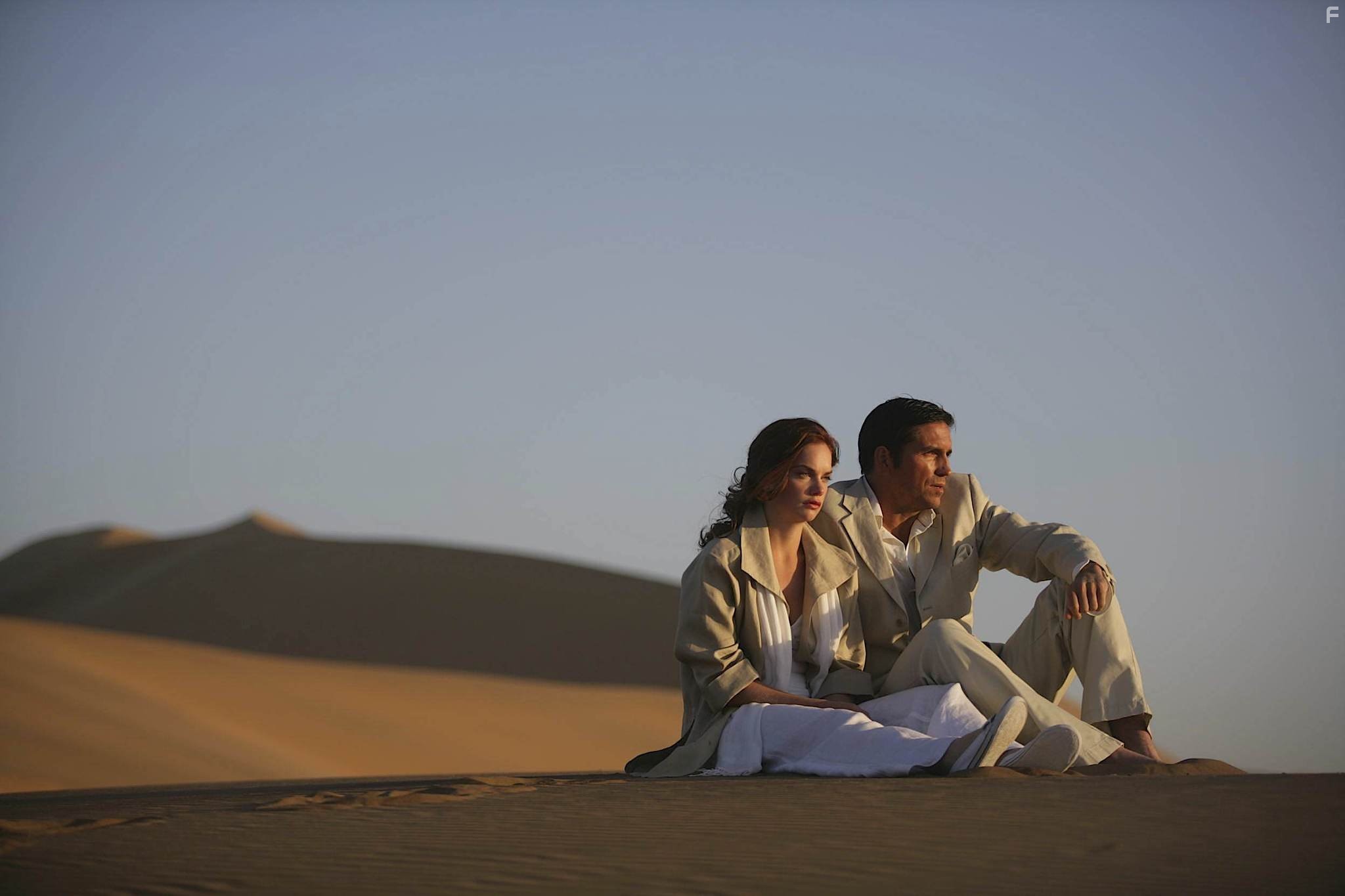 Jim Caviezel and Ruth Wilson in Заключенный (2009)