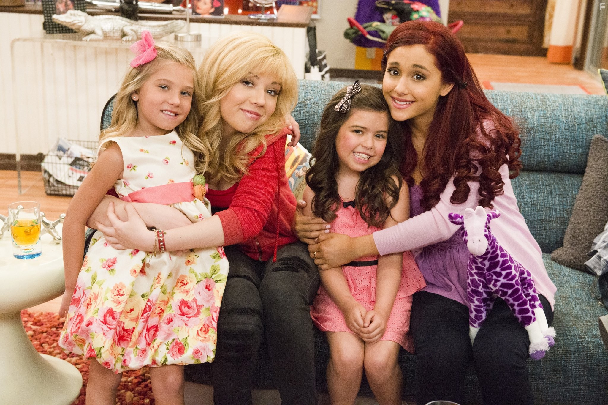 Jennette McCurdy, Ariana Grande, Sophia Grace Brownlee, and Rosie McClelland in Сэм и Кэт (2013)