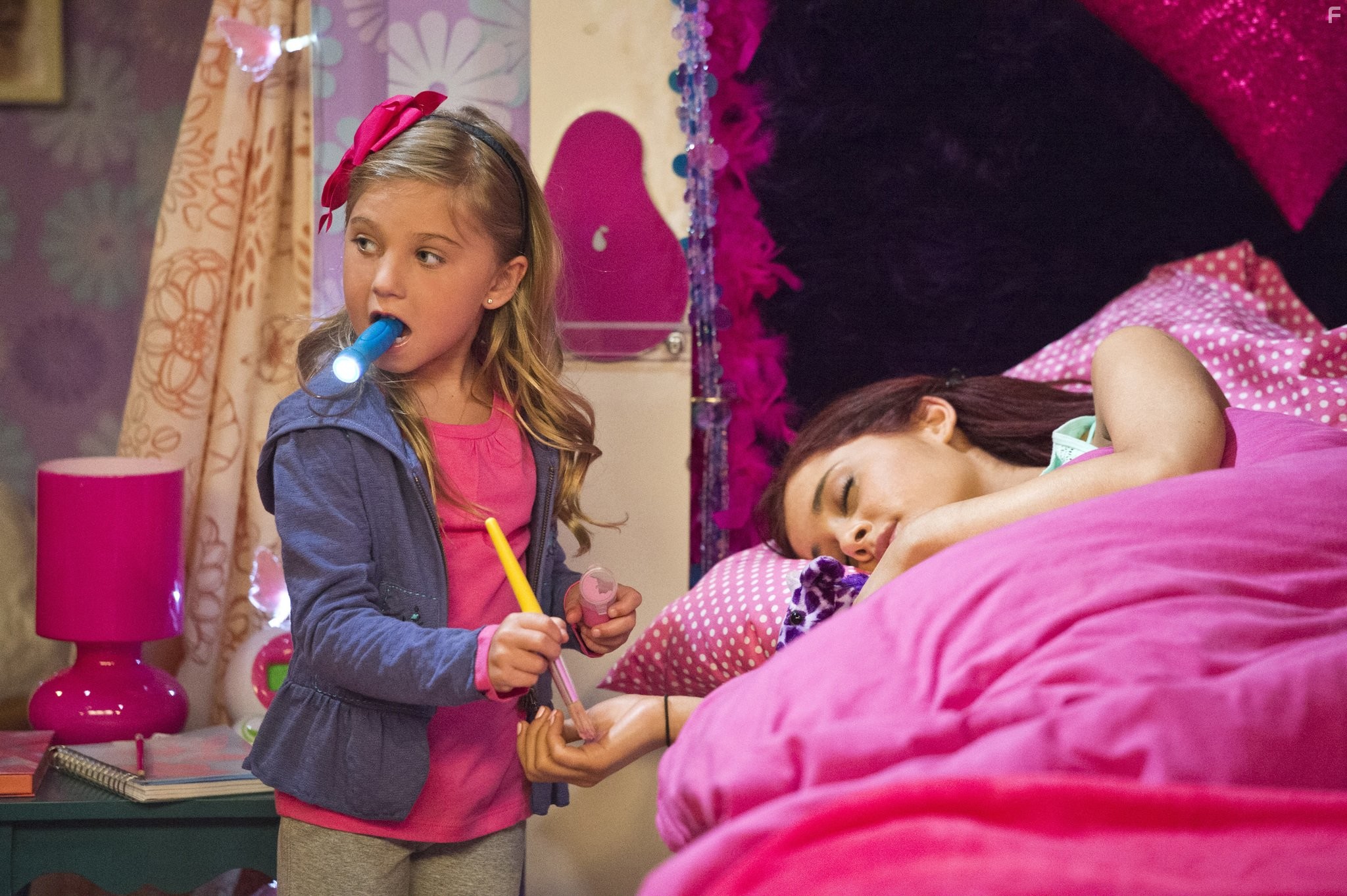 Ariana Grande and Rosie McClelland in Сэм и Кэт (2013)