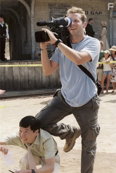 Bradley Cooper and Ken Jeong in Всё о Стиве (2009)