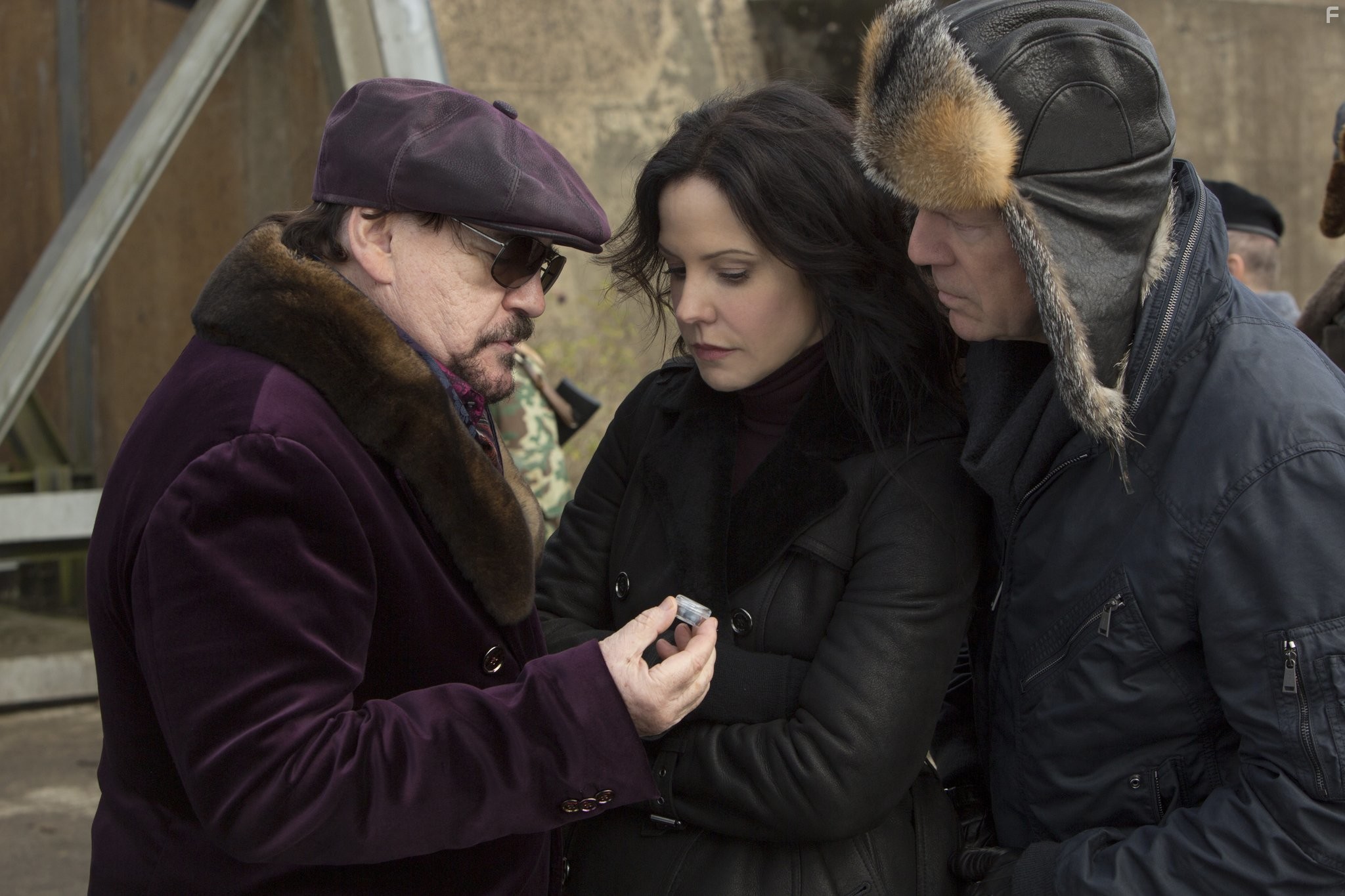 Bruce Willis, Mary-Louise Parker, and Brian Cox in РЭД 2 (2013)