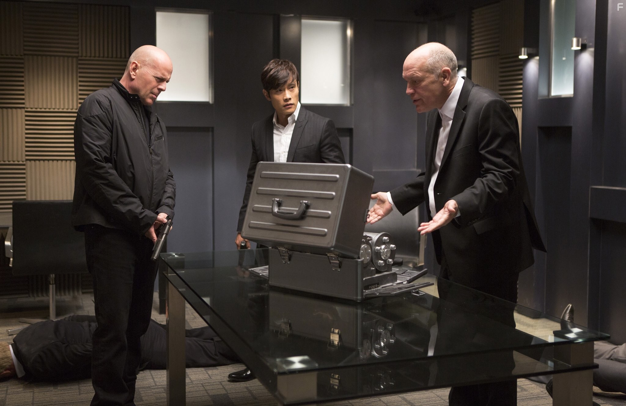 Bruce Willis, John Malkovich, and Byung-hun Lee in РЭД 2 (2013)