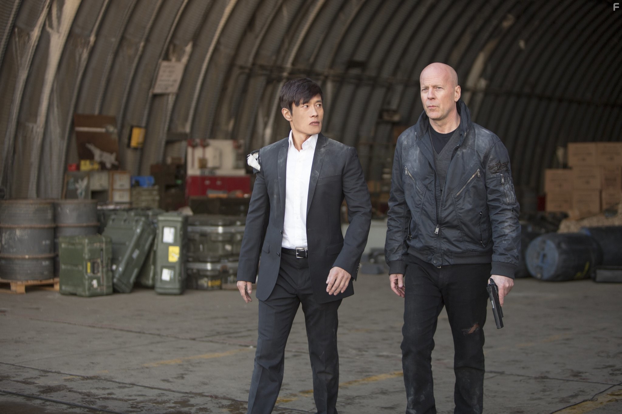 Bruce Willis and Byung-hun Lee in РЭД 2 (2013)
