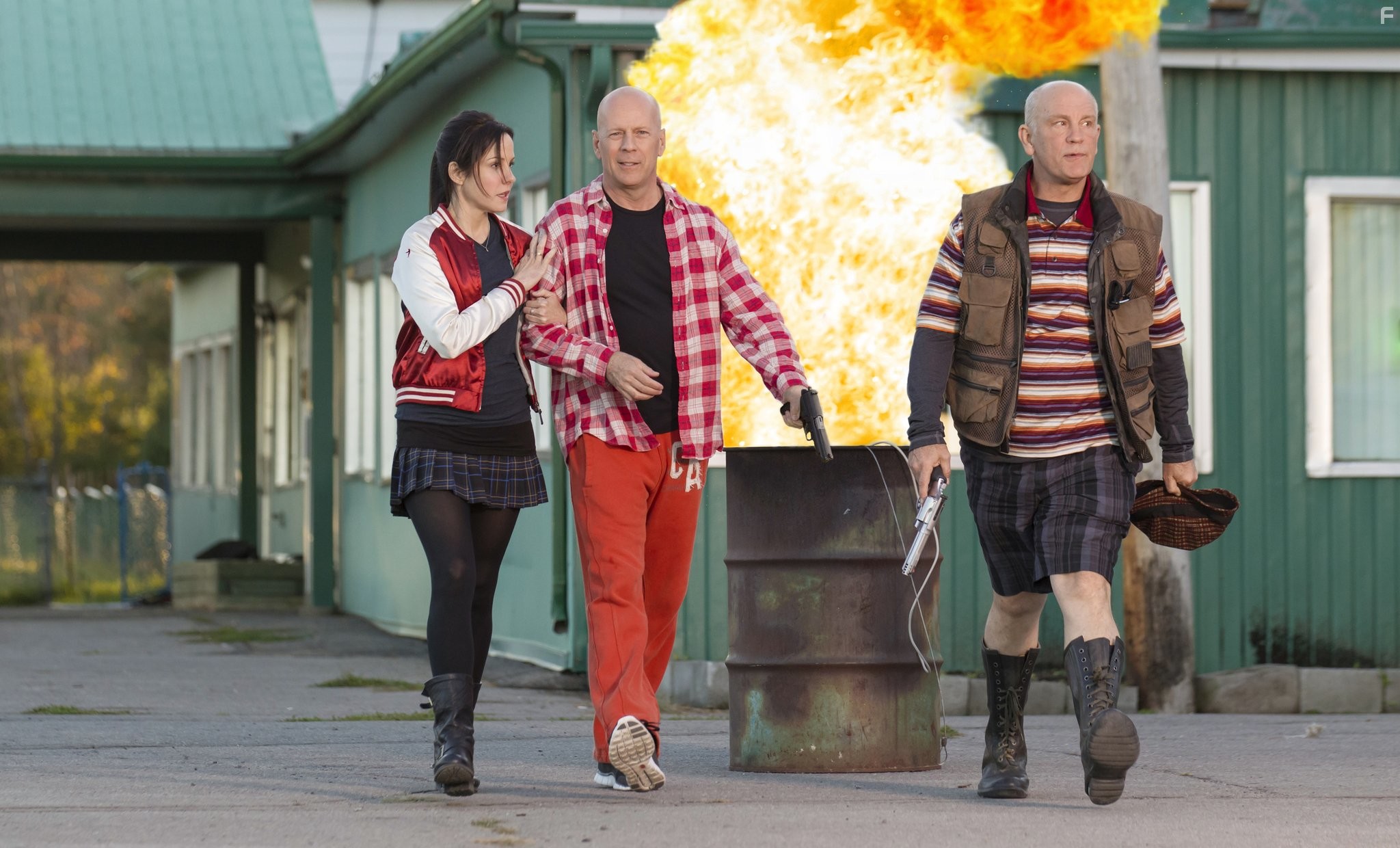 Bruce Willis, John Malkovich, and Mary-Louise Parker in РЭД 2 (2013)