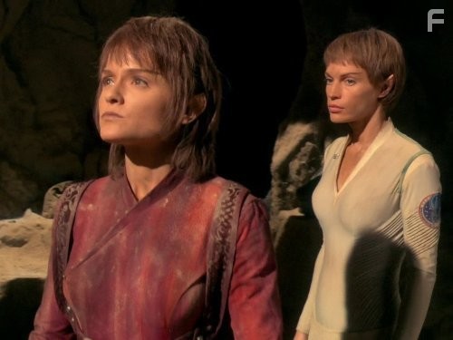 Jolene Blalock and Kara Zediker in Звездный путь: Энтерпрайз (2001)