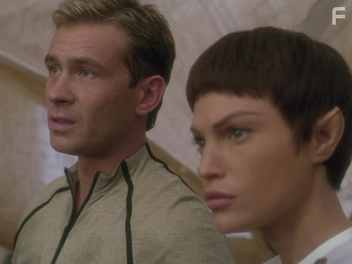 Jolene Blalock and Connor Trinneer in Звездный путь: Энтерпрайз (2001)