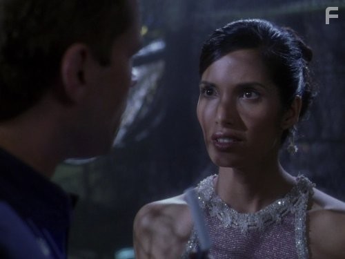 Padma Lakshmi and Connor Trinneer in Звездный путь: Энтерпрайз (2001)