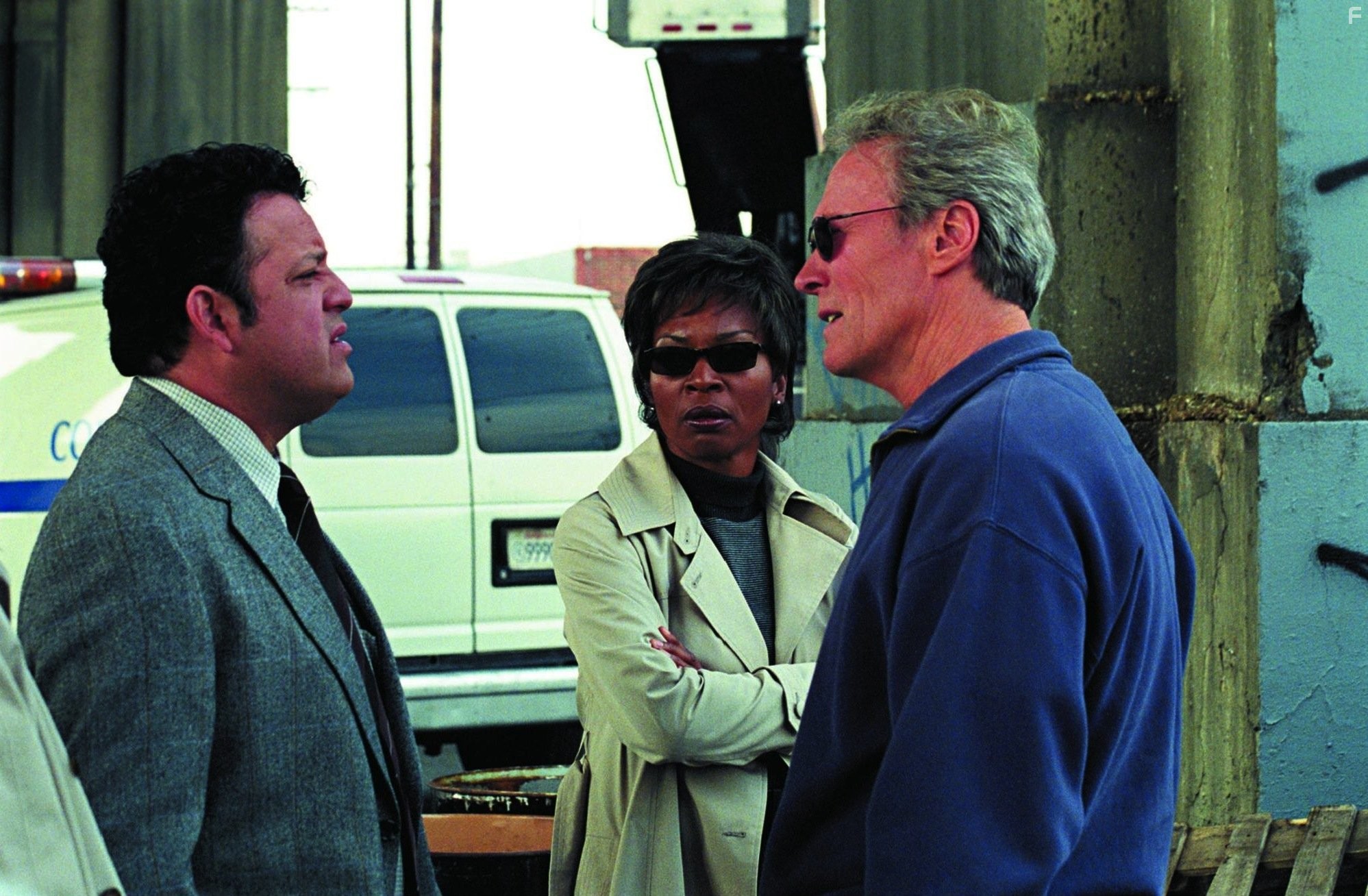 Clint Eastwood, Tina Lifford, and Paul Rodriguez in Кровавая работа (2002)