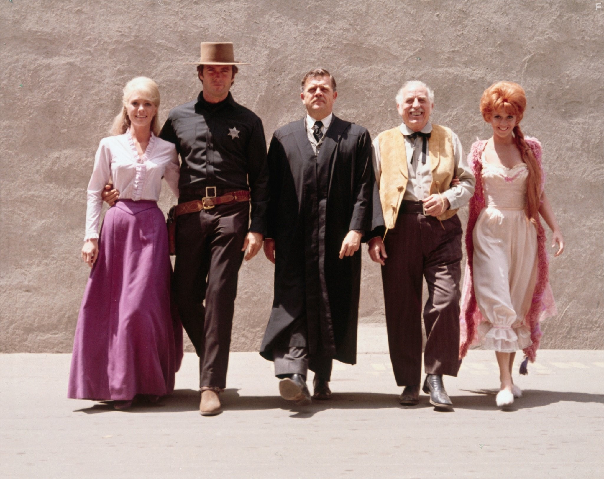 Clint Eastwood, Ed Begley, Arlene Golonka, Pat Hingle, and Inger Stevens in Bздeрни их повыше (1968)