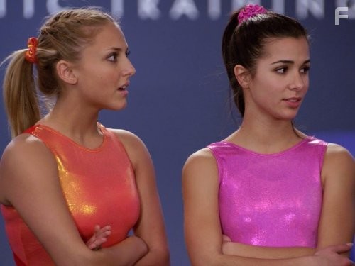 Josie Loren and Cassandra Scerbo in Гимнастки (2009)