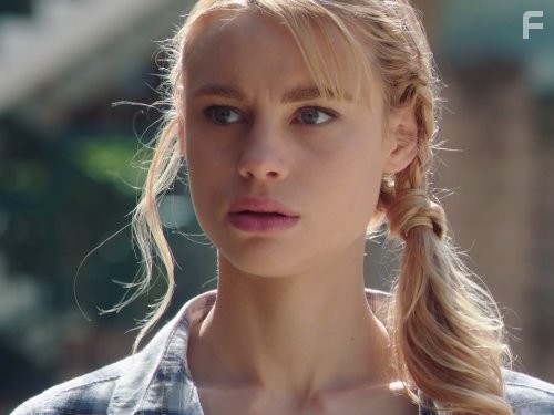 Lucy Fry in Тайны острова Мако (2013)
