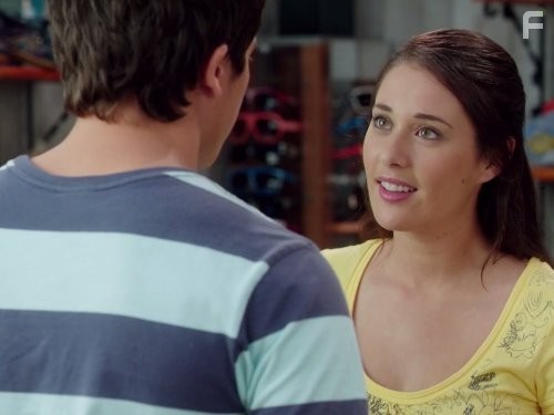 Gemma Forsyth and Chai Romruen in Тайны острова Мако (2013)