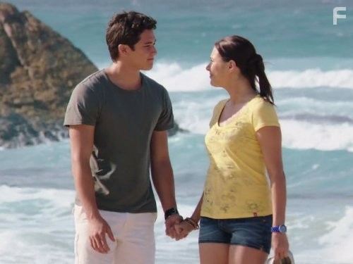 Gemma Forsyth and Chai Romruen in Тайны острова Мако (2013)