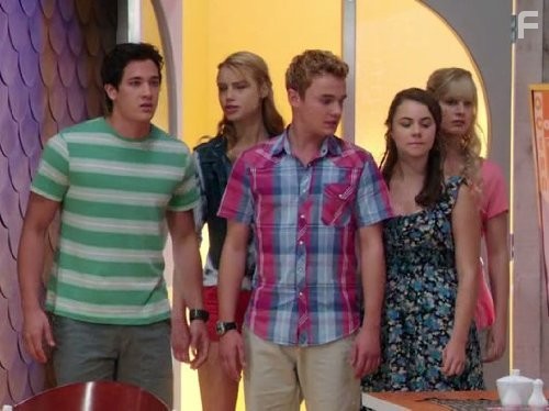 Ivy Latimer, Dominic Deutscher, Amy Ruffle, Lucy Fry, and Chai Romruen in Тайны острова Мако (2013)