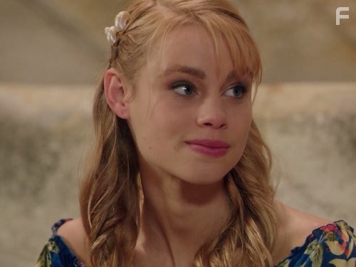 Lucy Fry in Тайны острова Мако (2013)