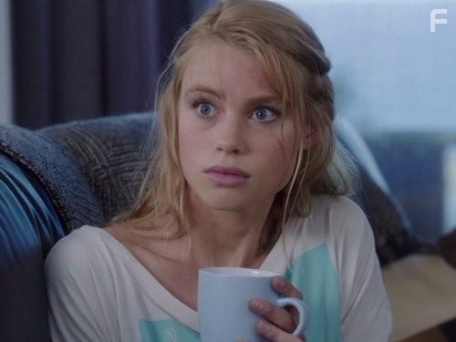Lucy Fry in Тайны острова Мако (2013)