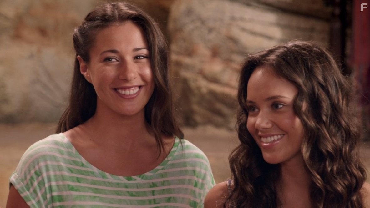 Gemma Forsyth and Allie Bertram in Тайны острова Мако (2013)