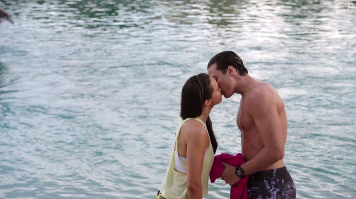 Allie Bertram and Taylor Glockner in Тайны острова Мако (2013)