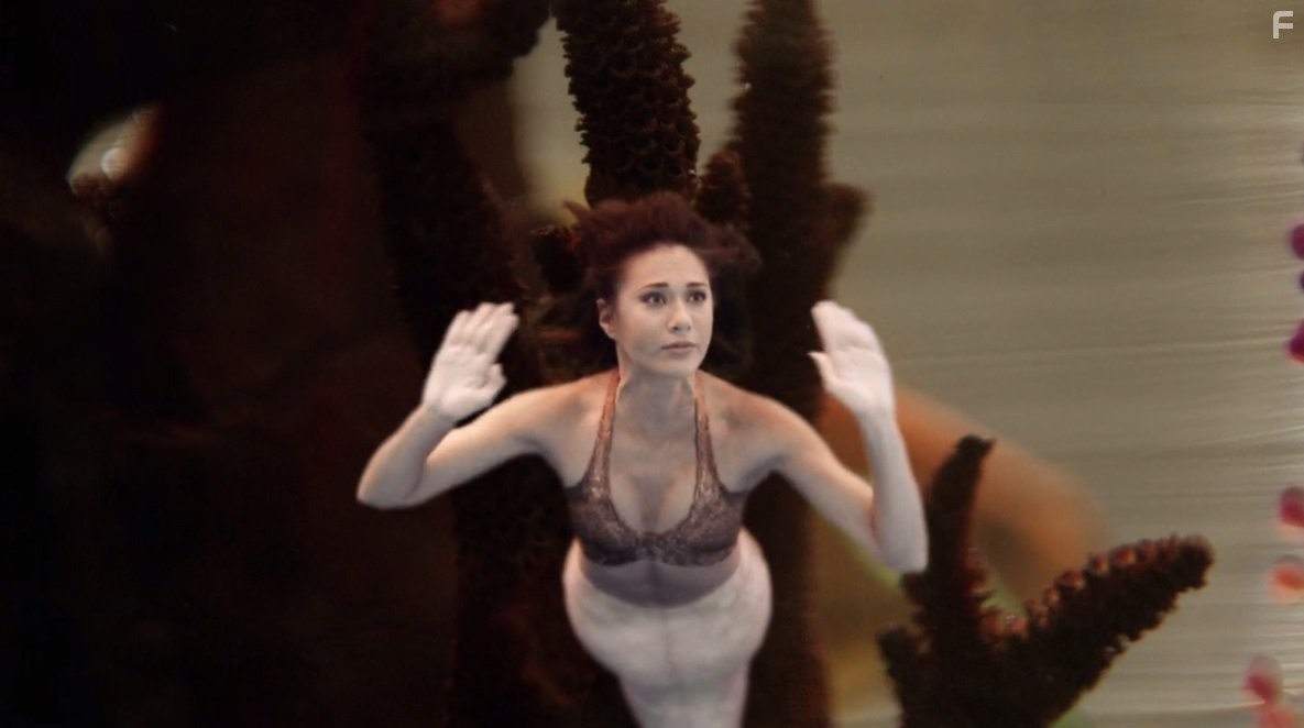Gemma Forsyth in Тайны острова Мако (2013)