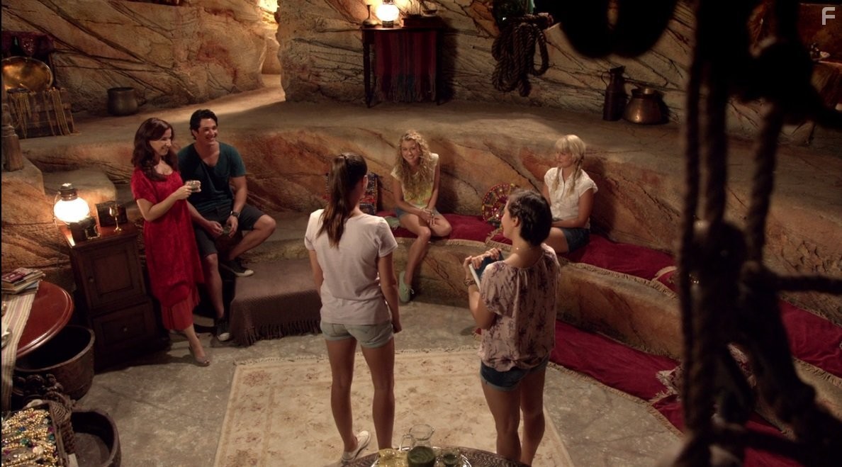 Kerith Atkinson, Gemma Forsyth, Allie Bertram, Isabel Durant, Amy Ruffle, and Chai Romruen in Тайны острова Мако (2013)