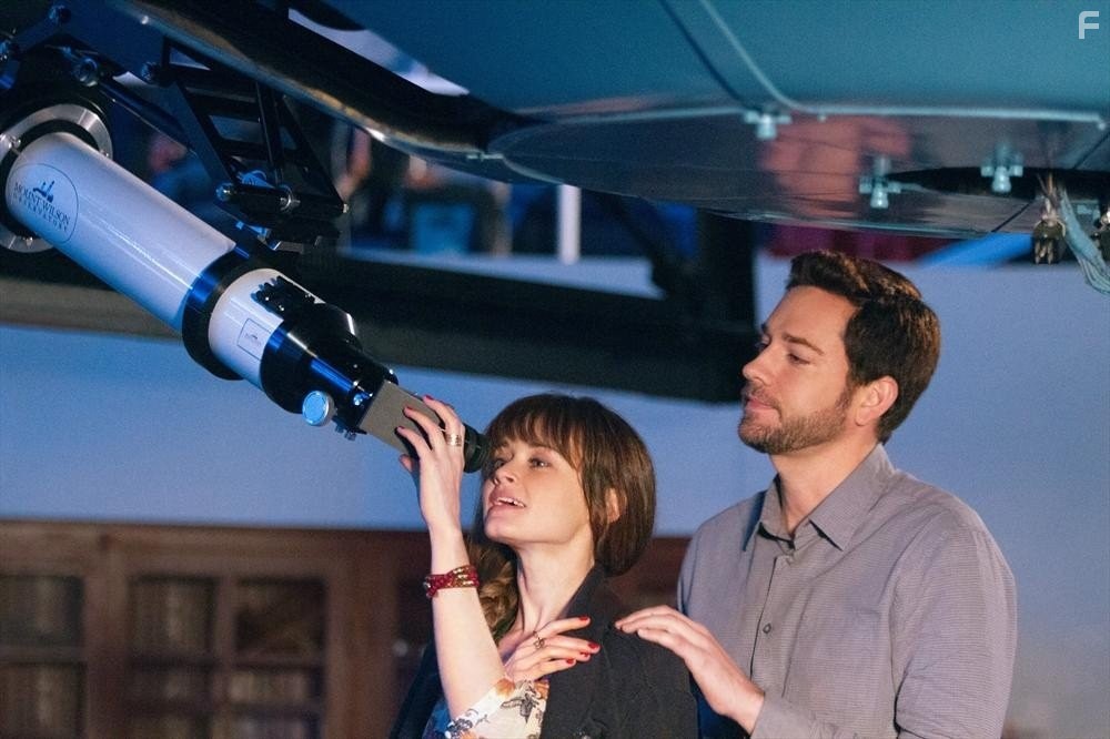 Alexis Bledel and Zachary Levi in Помни воскресенье (2013)