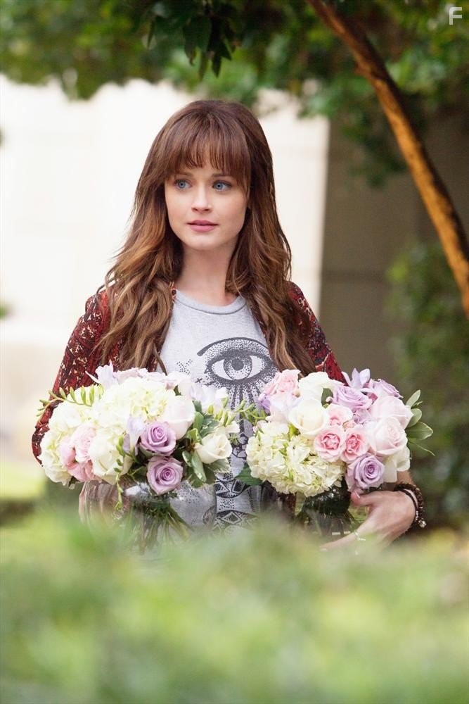 Alexis Bledel and Zachary Levi in Помни воскресенье (2013)